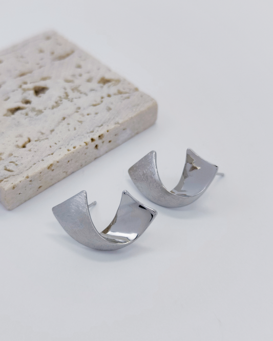 Charminz S925 sterling silver minimalist stud earrings – lightweight, hypoallergenic, and perfect for daily wear in Malaysia