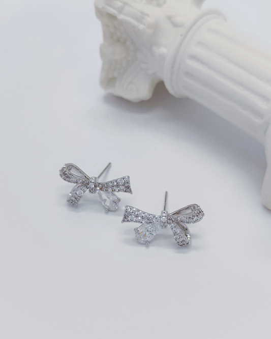 Elegant S925 silver earrings by Charminz – skin-friendly, stylish jewelry for women, suitable for work, gifting, or casual looks