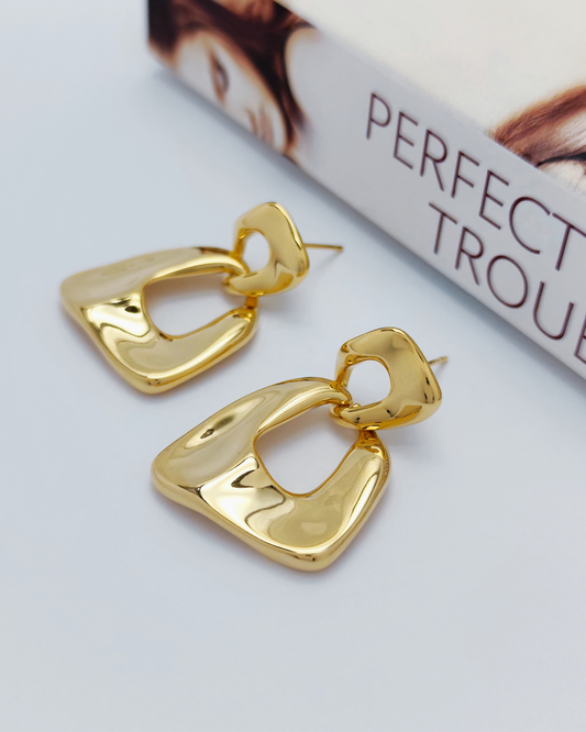 Minimalist S925 silver earrings for her – skin-safe and stylish design by Charminz, suitable for gifts or everyday elegance