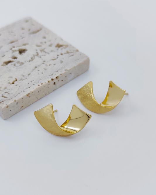 Charminz minimalist silver earrings – S925 studs designed for comfort, beauty, and effortless daily fashion