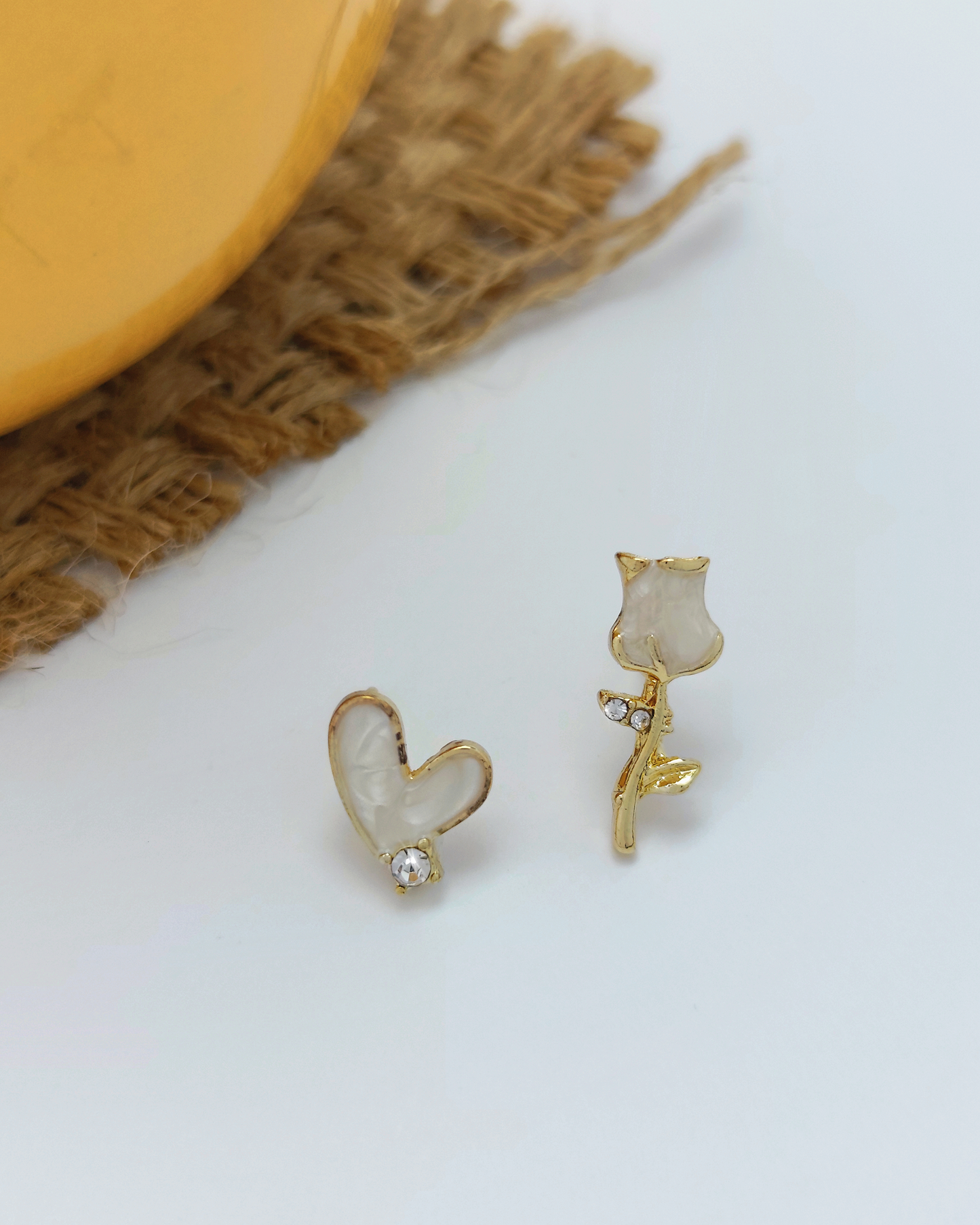 Simple and elegant sterling silver earrings by Charminz – hypoallergenic design, suitable for daily wear and sensitive skin