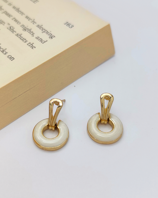 Minimalist S925 silver earrings for her – skin-safe and stylish design by Charminz, suitable for gifts or everyday elegance