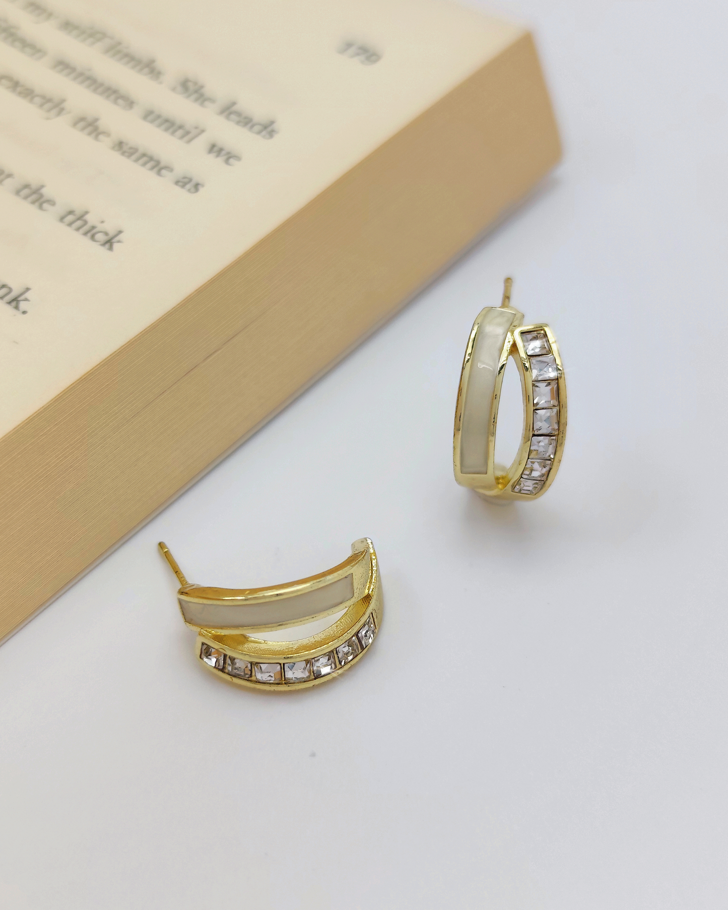 Elegant silver earrings Malaysia – minimalist S925 design from Charminz, perfect for sensitive skin and daily use