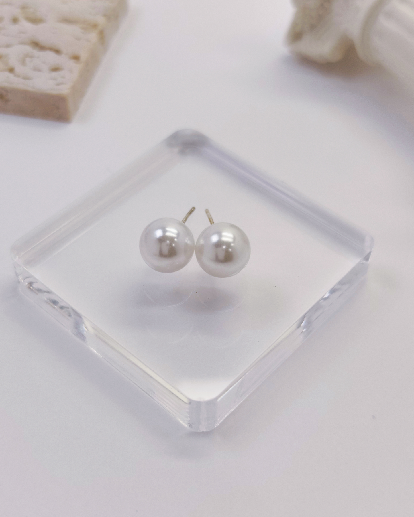 Minimalist S925 silver earrings for her – skin-safe and stylish design by Charminz, suitable for gifts or everyday elegance