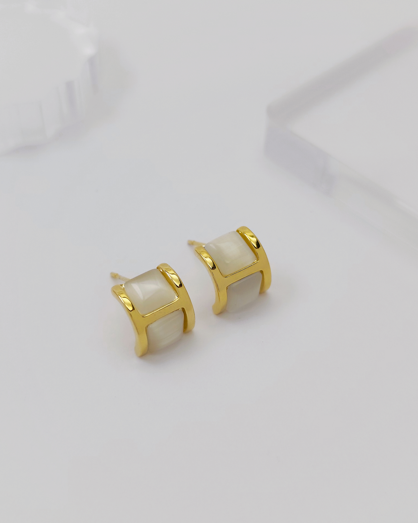 Minimalist S925 silver earrings for her – skin-safe and stylish design by Charminz, suitable for gifts or everyday elegance