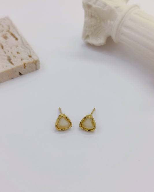 Minimalist S925 silver earrings for her – skin-safe and stylish design by Charminz, suitable for gifts or everyday elegance