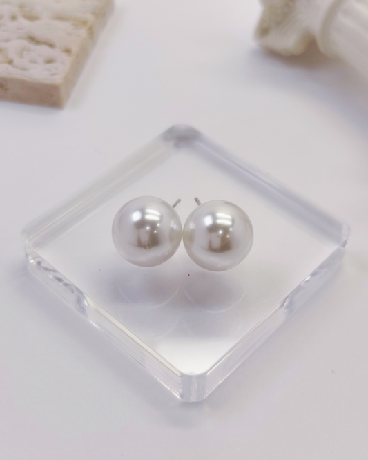 Minimalist S925 silver earrings for her – skin-safe and stylish design by Charminz, suitable for gifts or everyday elegance