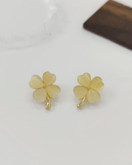 Minimalist S925 silver earrings for her – skin-safe and stylish design by Charminz, suitable for gifts or everyday elegance