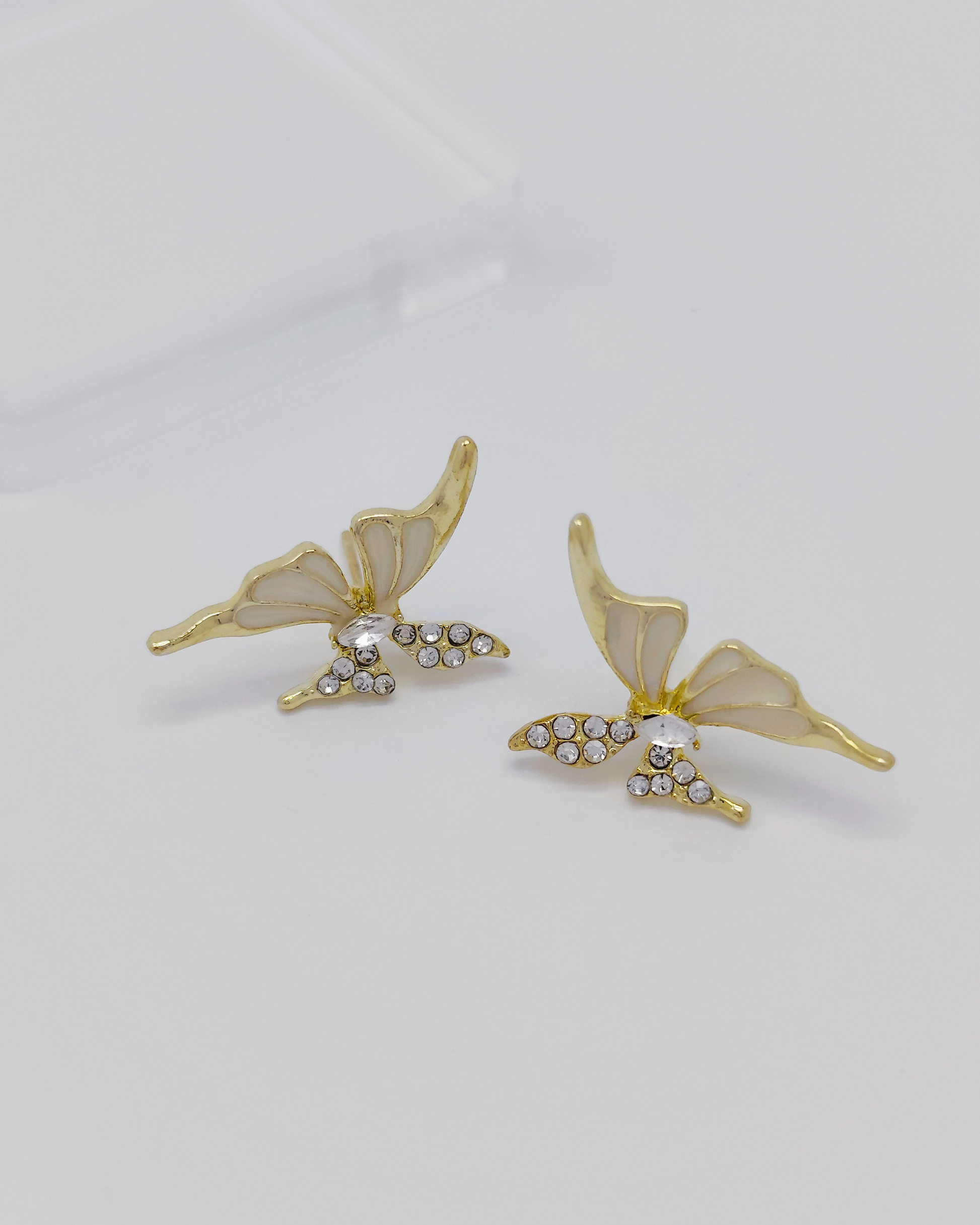 Minimalist S925 silver earrings for her – skin-safe and stylish design by Charminz, suitable for gifts or everyday elegance