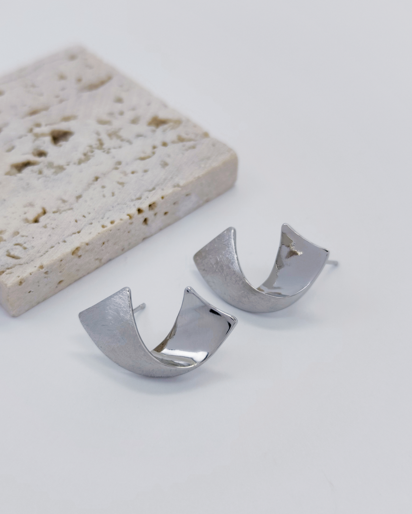 Charminz S925 sterling silver minimalist stud earrings – lightweight, hypoallergenic, and perfect for daily wear in Malaysia