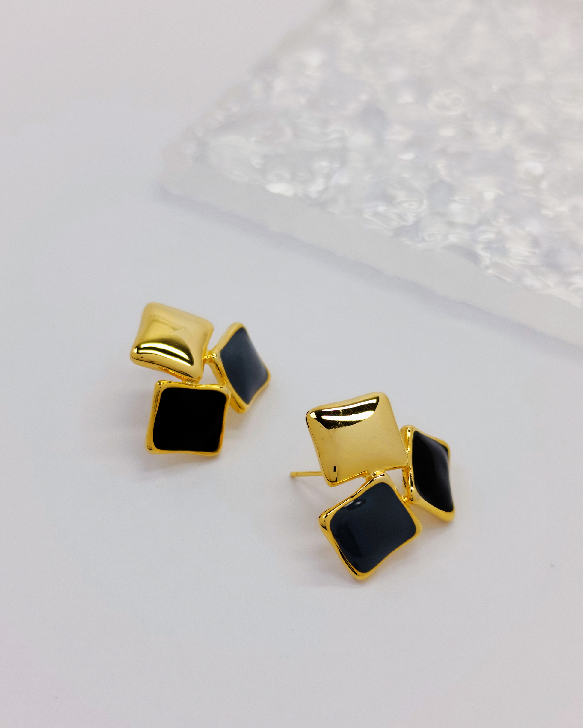 Charminz S925 sterling silver minimalist stud earrings – lightweight, hypoallergenic, and perfect for daily wear in Malaysia.