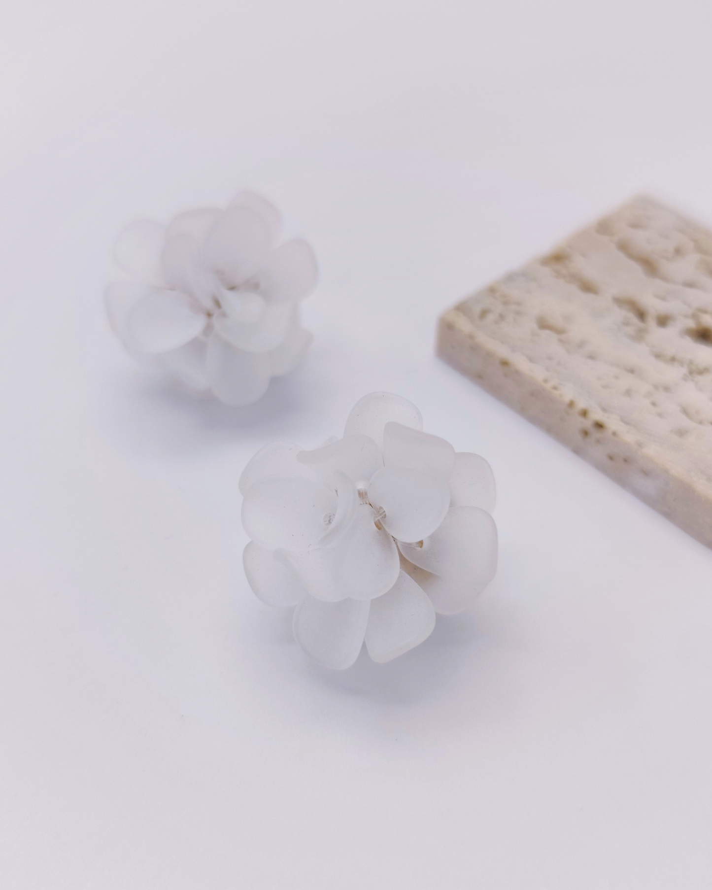Elegant women’s earrings by Charminz – made with genuine S925 silver, lightweight and hypoallergenic for everyday wear
