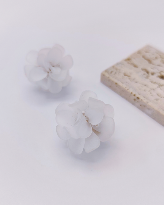 Elegant women’s earrings by Charminz – made with genuine S925 silver, lightweight and hypoallergenic for everyday wear