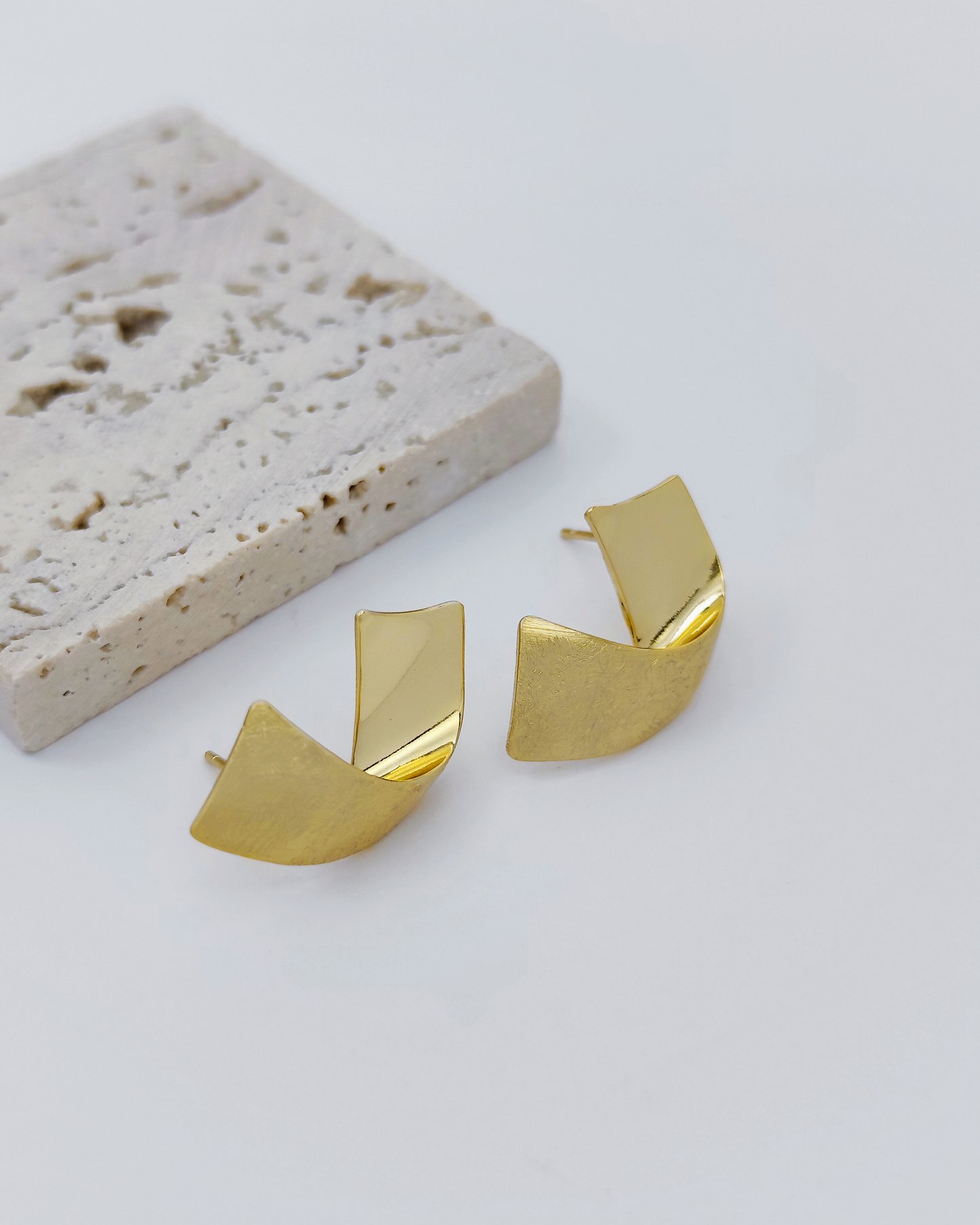 Elegant women’s earrings by Charminz – made with genuine S925 silver, lightweight and hypoallergenic for everyday wear