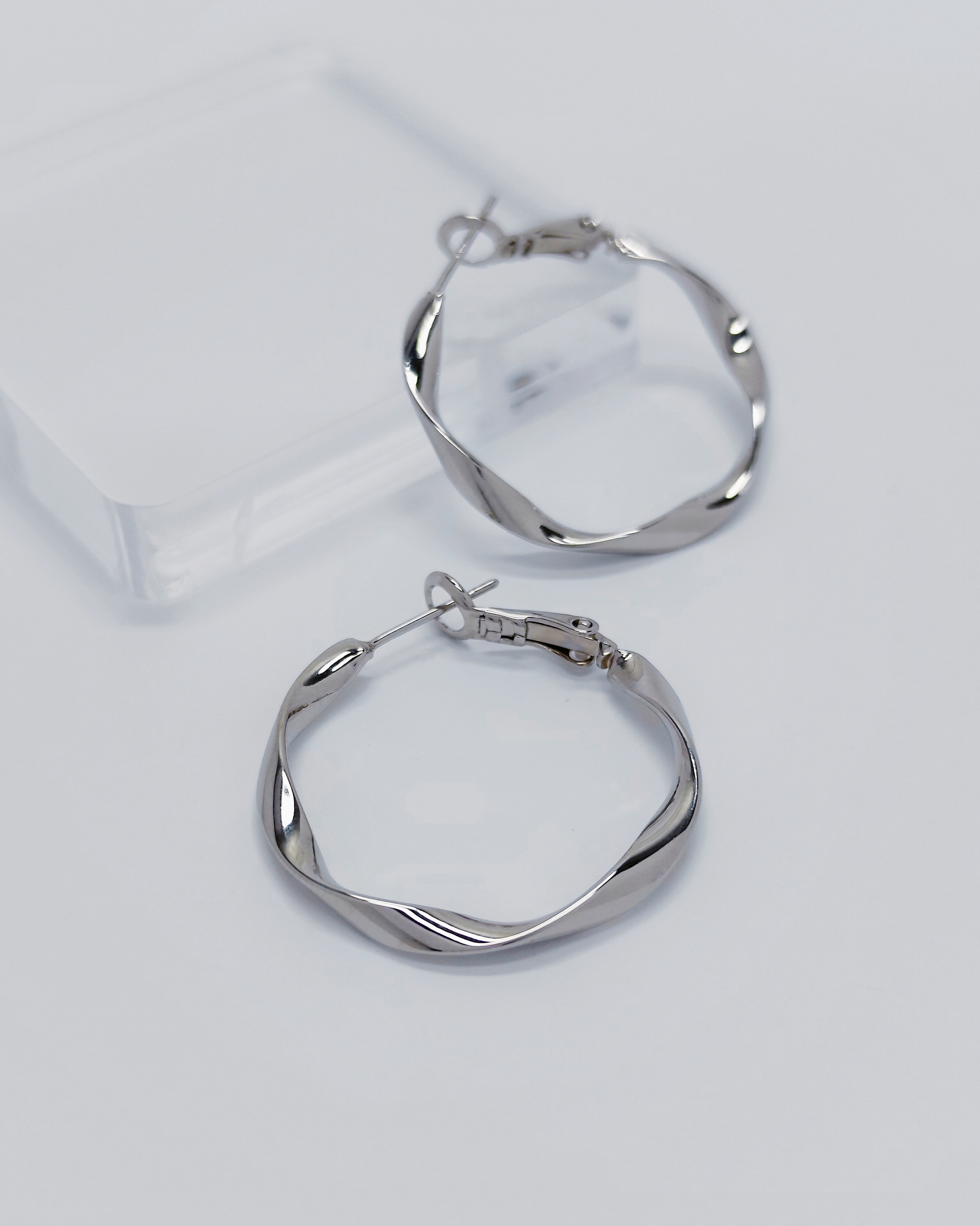 Elegant women’s earrings by Charminz – made with genuine S925 silver, lightweight and hypoallergenic for everyday wear