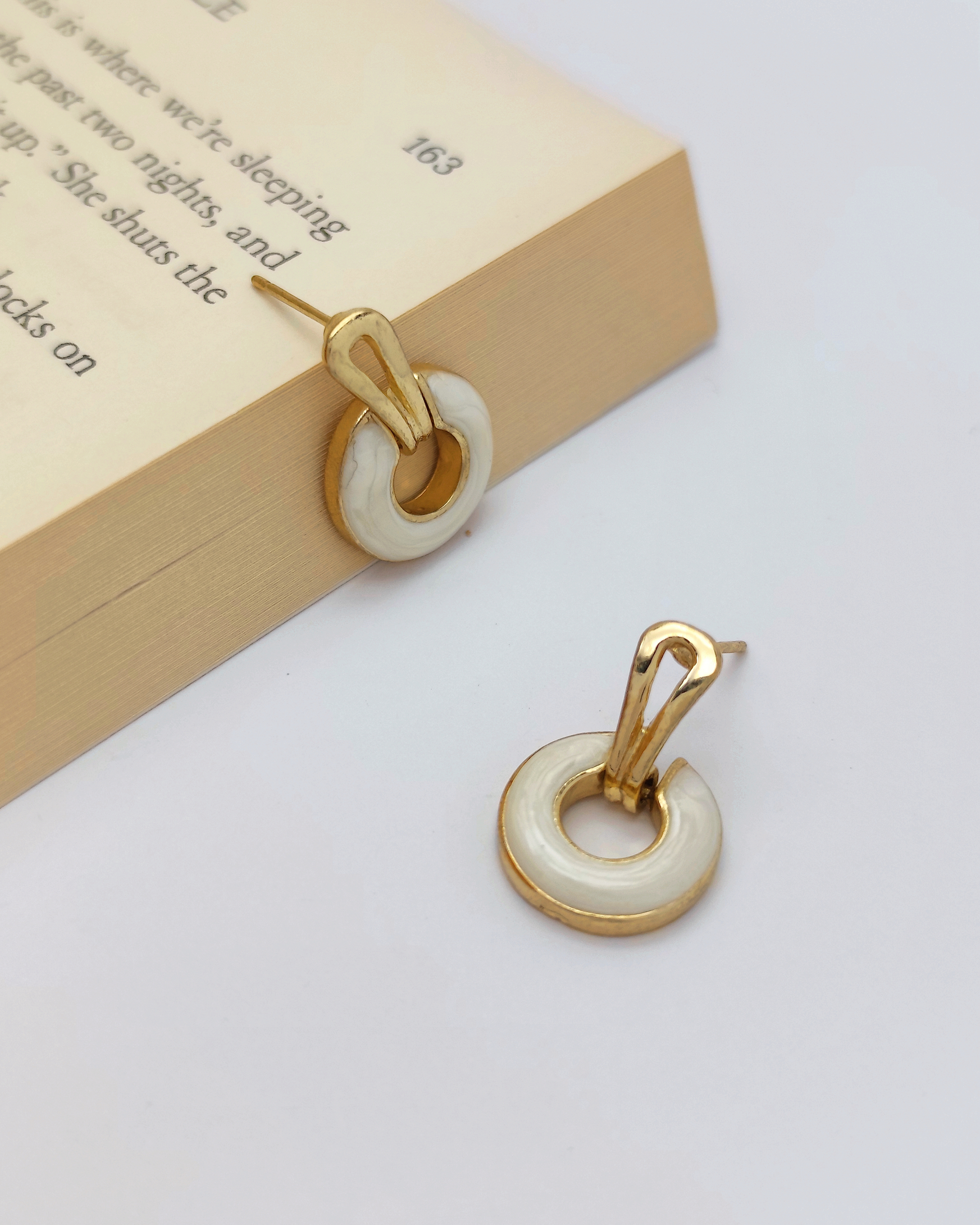 Women’s minimalist stud earrings – S925 silver, hypoallergenic and elegant. Designed by Charminz for effortless everyday wear
