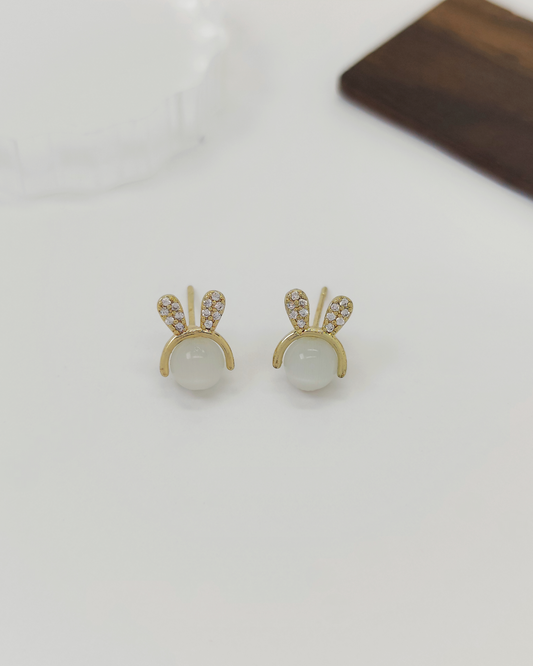 Women’s minimalist stud earrings – S925 silver, hypoallergenic and elegant. Designed by Charminz for effortless everyday wear