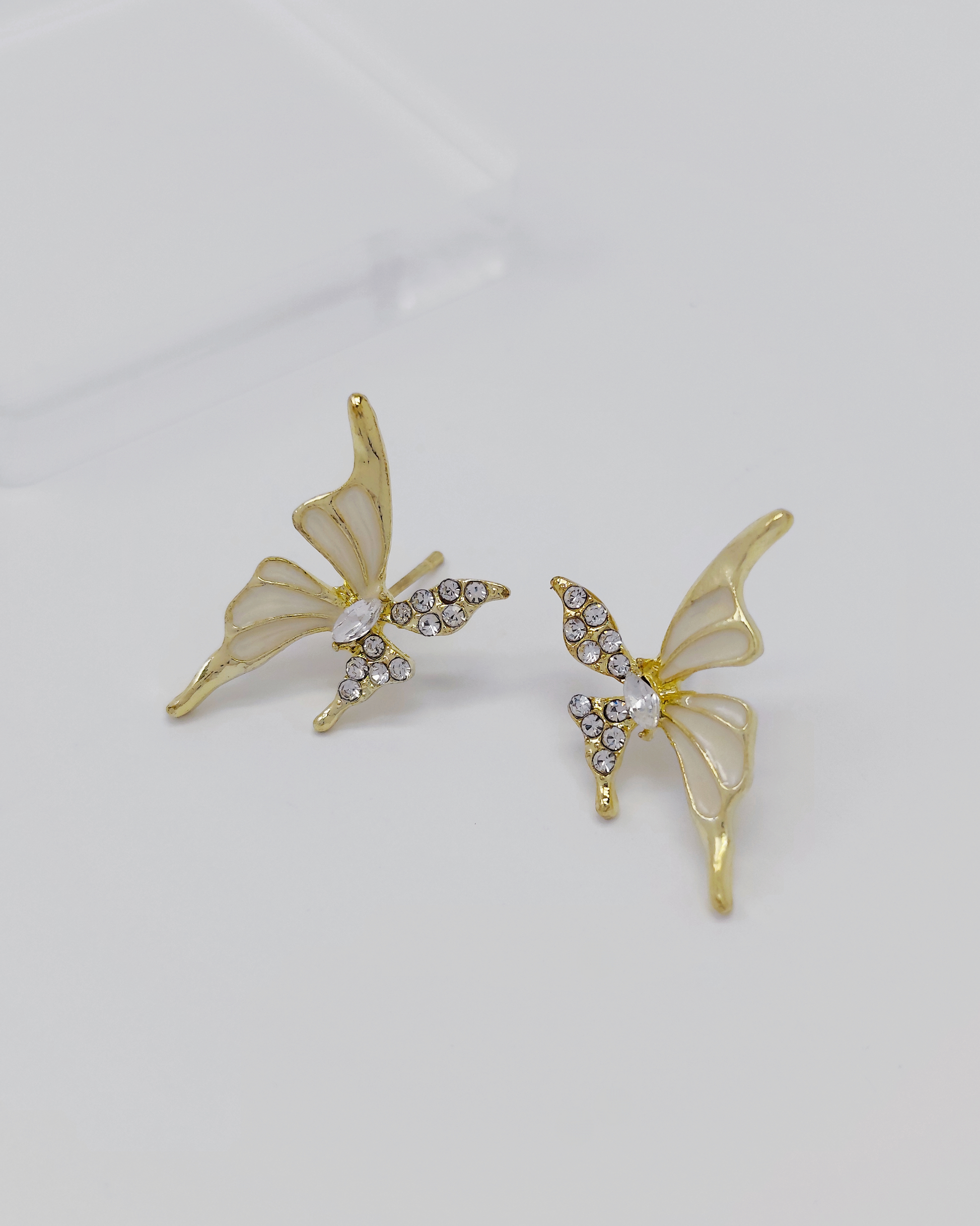 Women’s minimalist stud earrings – S925 silver, hypoallergenic and elegant. Designed by Charminz for effortless everyday wear