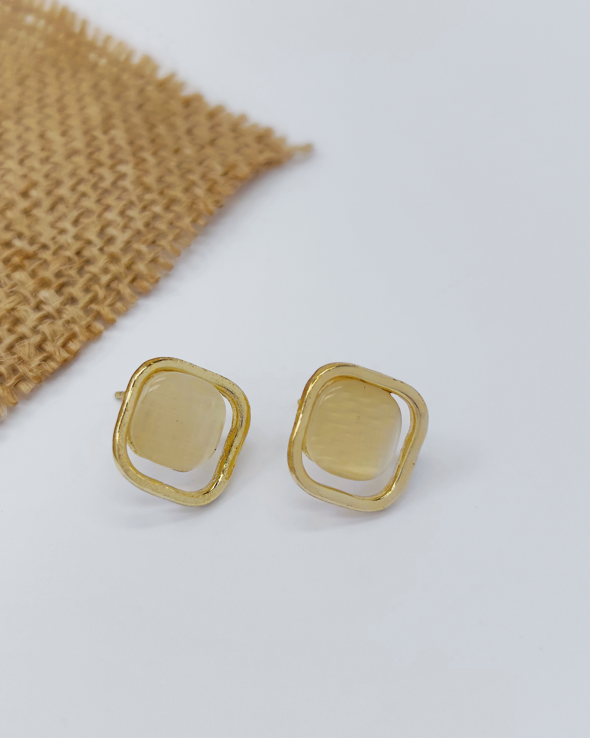 Charminz lightweight silver earrings – crafted with S925 silver, stylish minimalist jewelry ideal for daily outfits or special moments