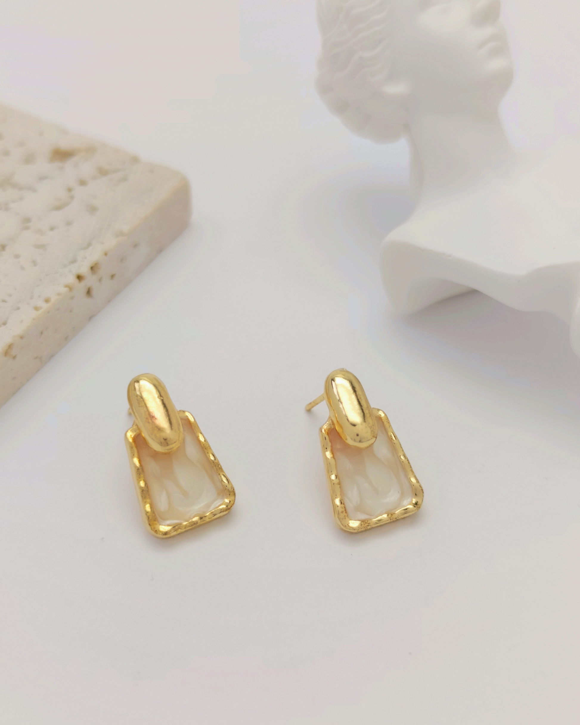 Hypoallergenic minimalist earrings made with S925 sterling silver – lightweight, elegant design for sensitive ears by Charminz