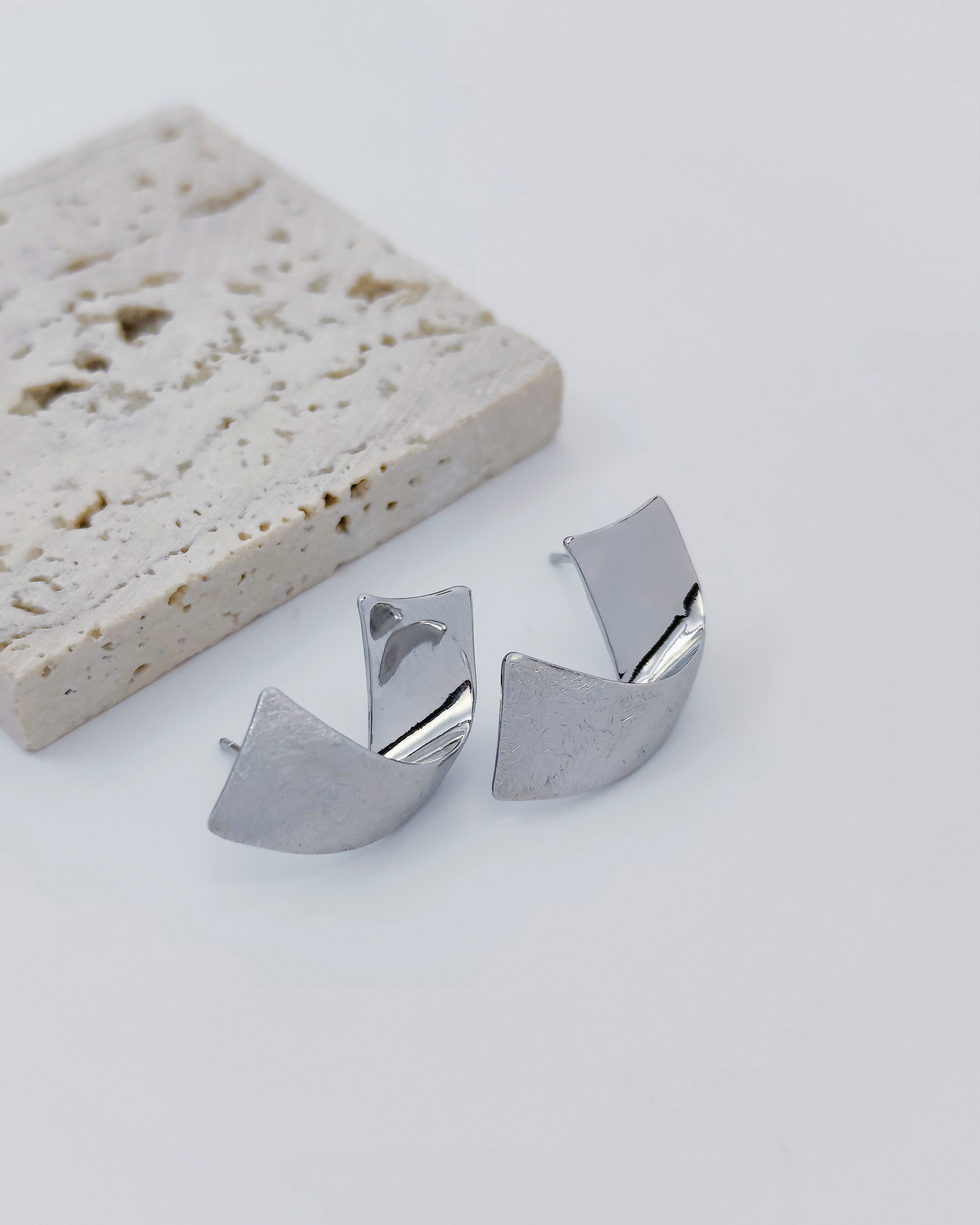 Hypoallergenic minimalist earrings made with S925 sterling silver – lightweight, elegant design for sensitive ears by Charminz