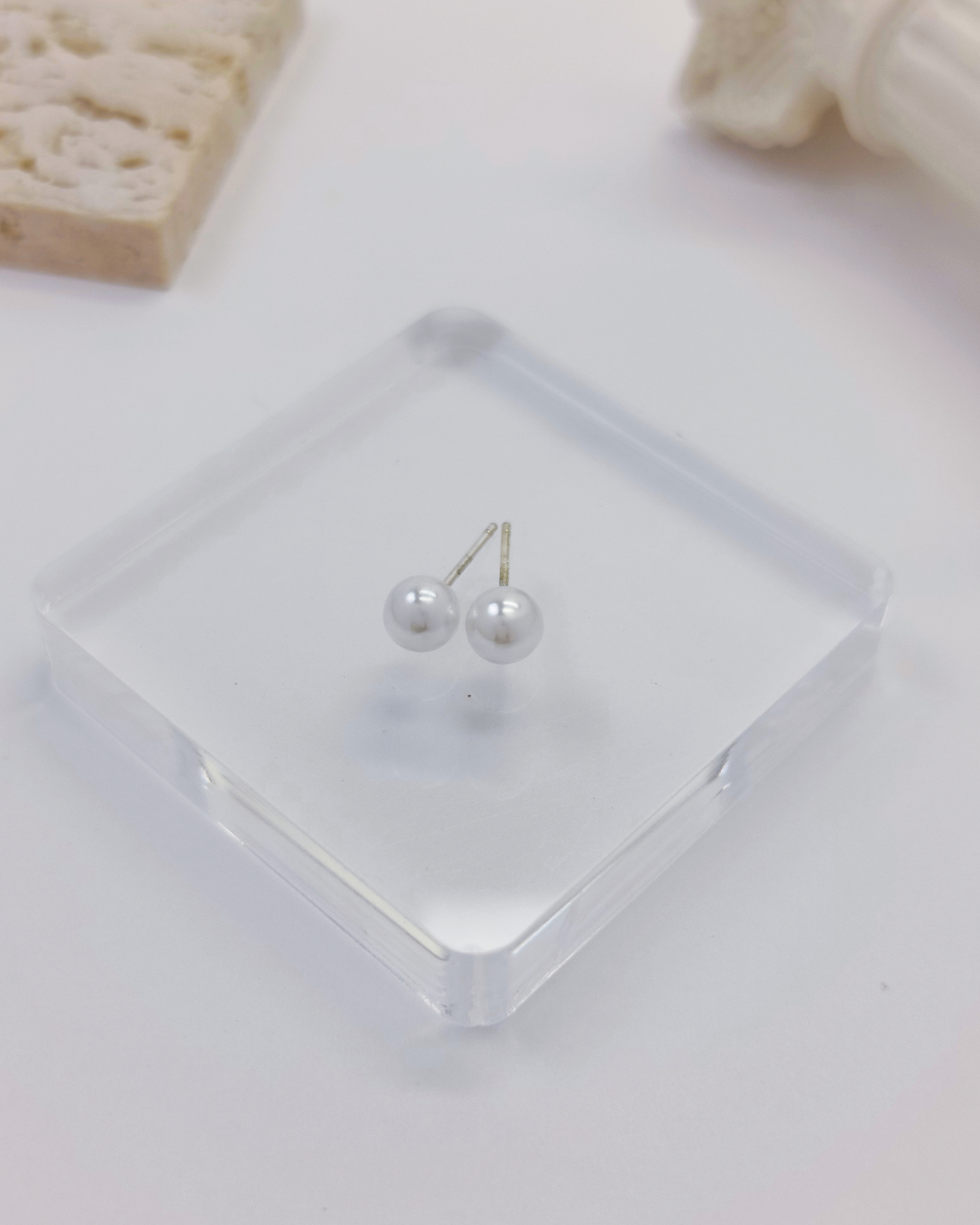 Hypoallergenic minimalist earrings made with S925 sterling silver – lightweight, elegant design for sensitive ears by Charminz