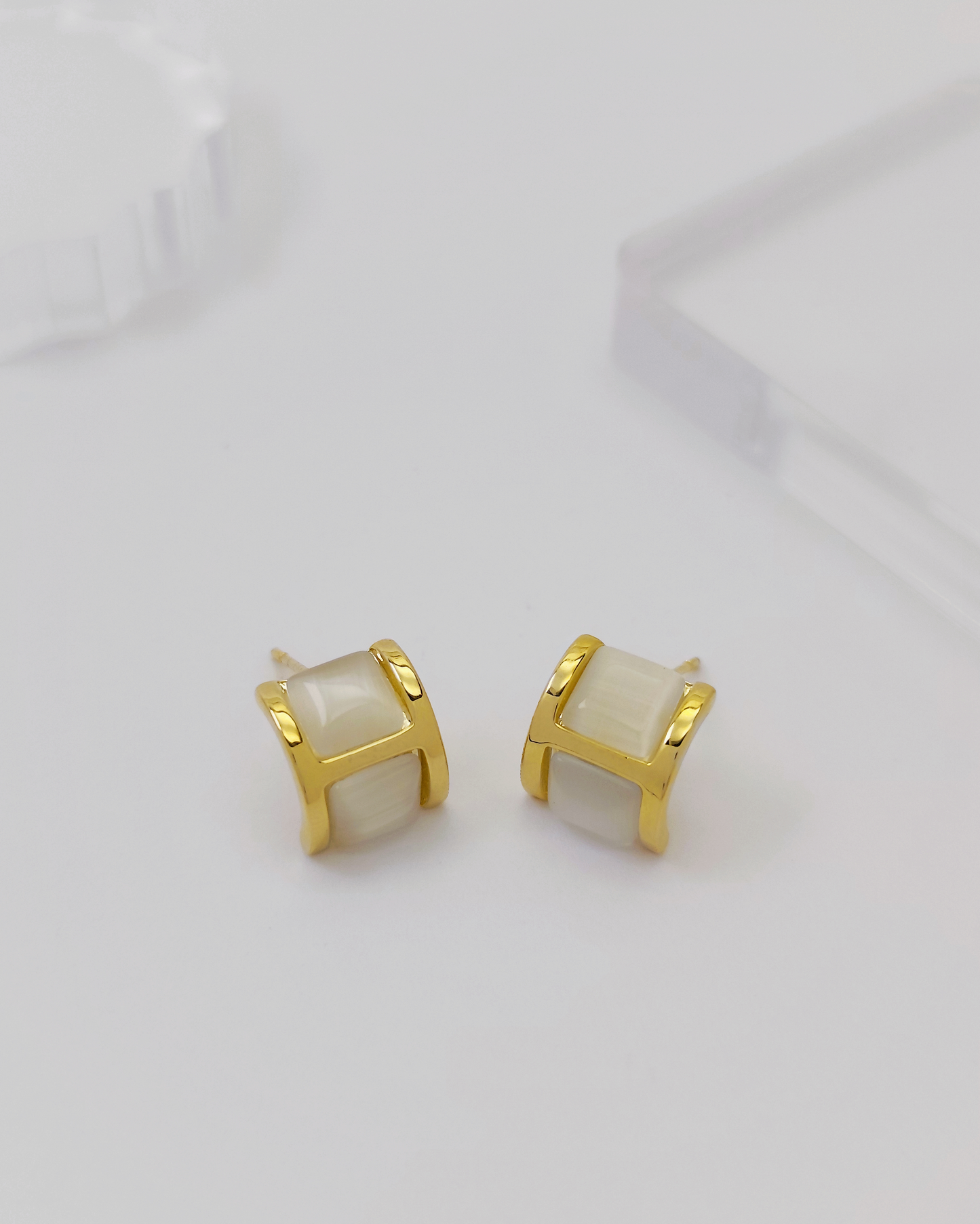 Simple and elegant sterling silver earrings by Charminz – hypoallergenic design, suitable for daily wear and sensitive skin