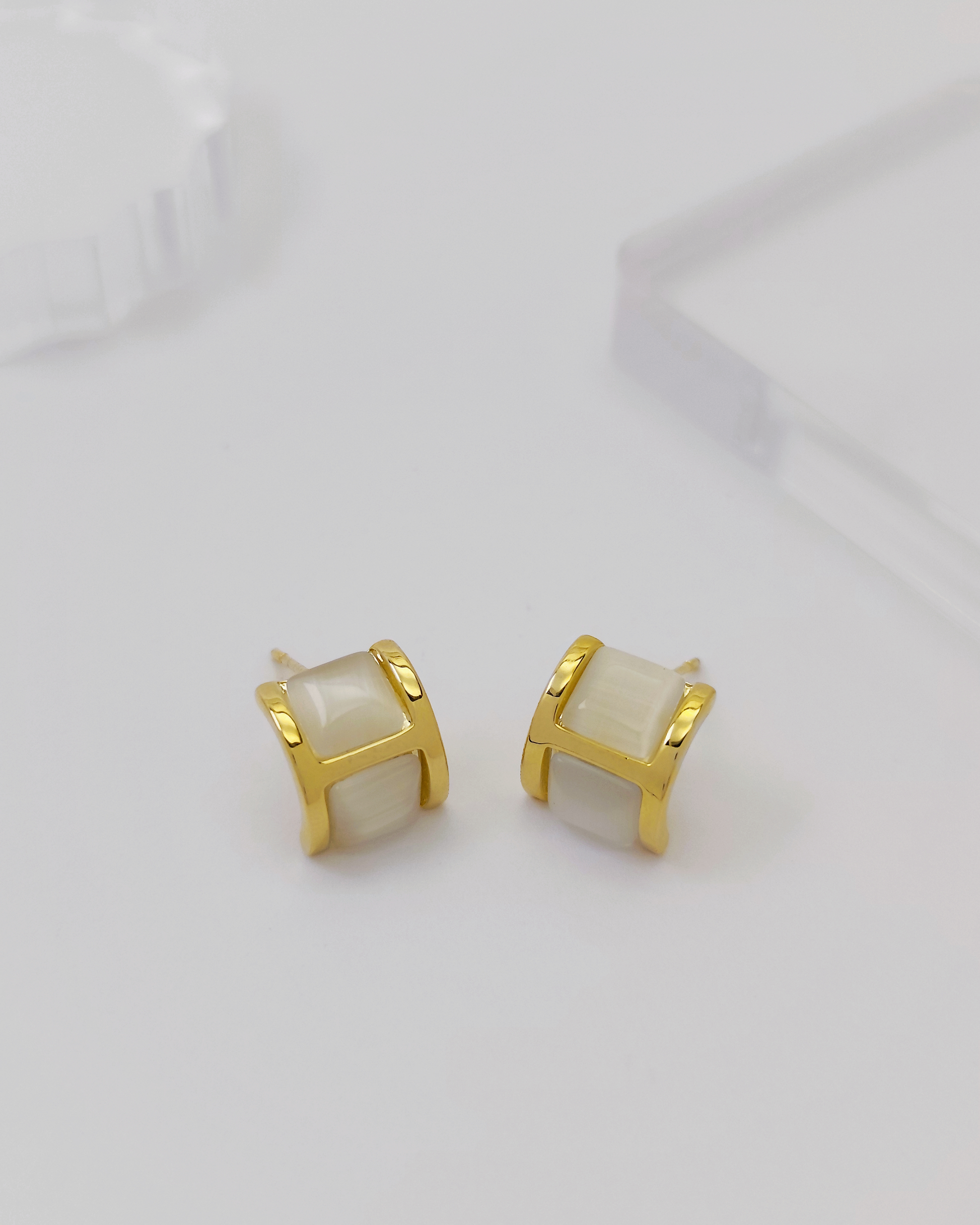 Simple and elegant sterling silver earrings by Charminz – hypoallergenic design, suitable for daily wear and sensitive skin