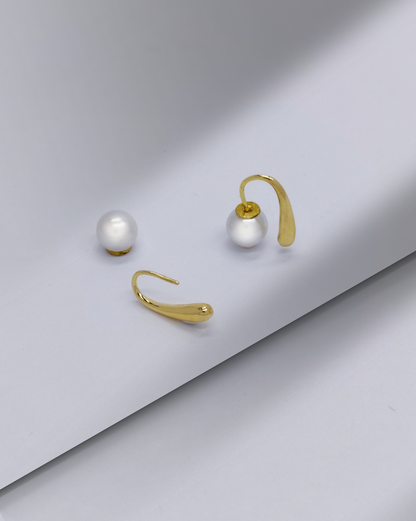 Minimalist S925 silver earrings for her – skin-safe and stylish design by Charminz, suitable for gifts or everyday elegance