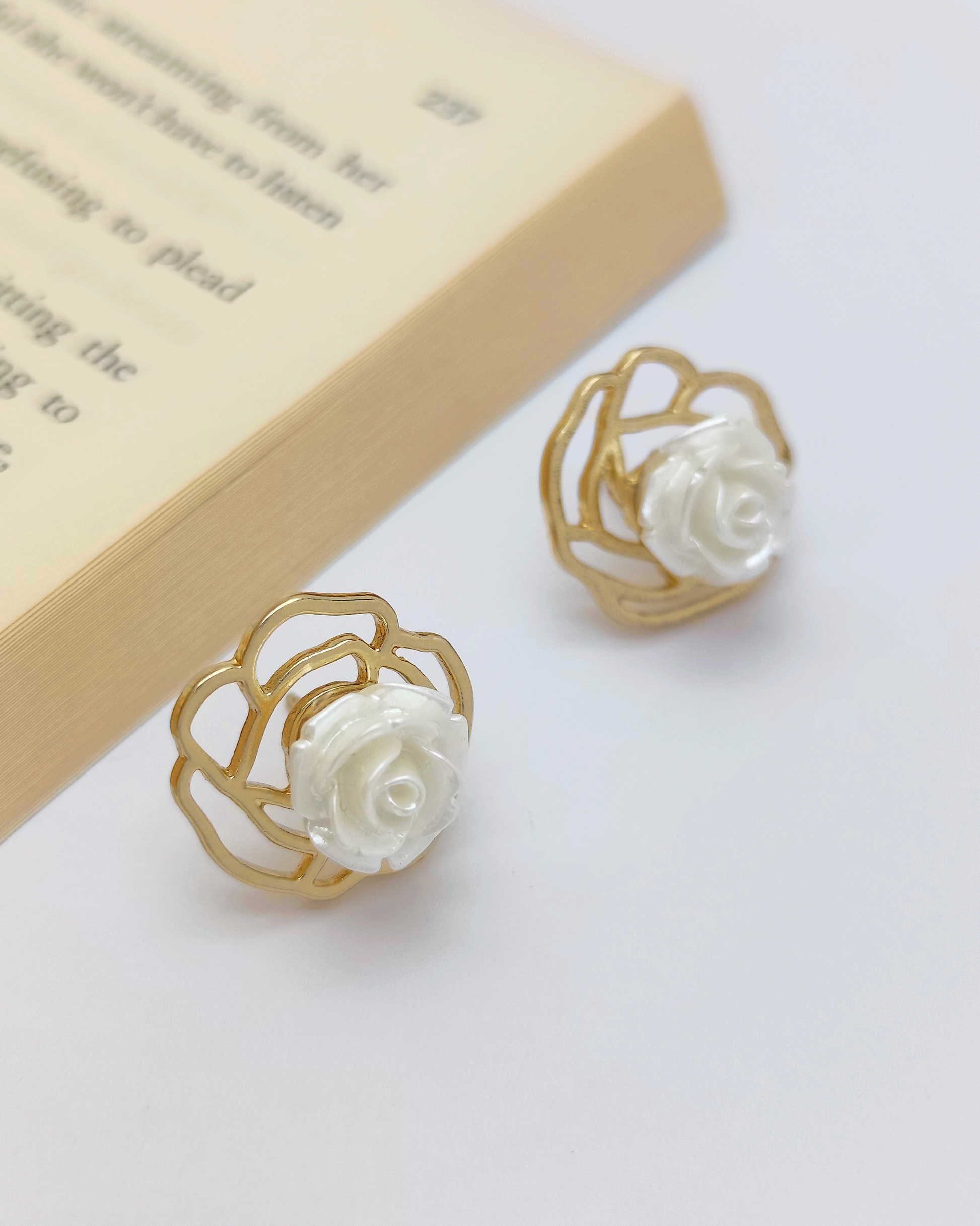 Charminz dainty silver earrings – lightweight and hypoallergenic S925 jewelry for modern minimalist fashion lovers
