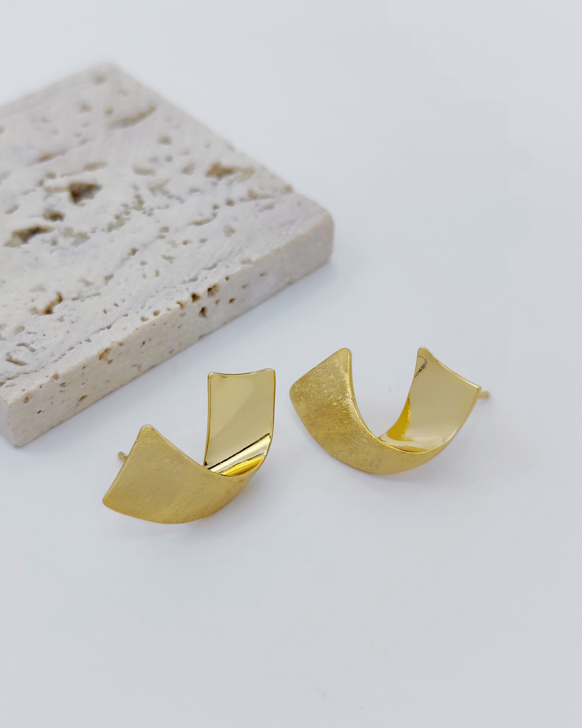 Timeless S925 silver earrings by Charminz – hypoallergenic, minimalist, and lightweight design for women in Malaysia
