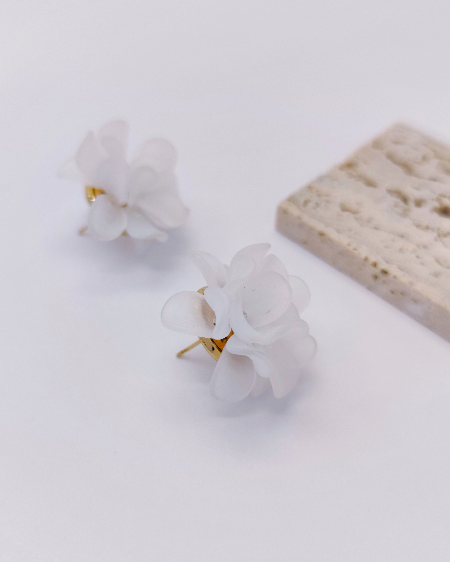 Charminz minimalist silver earrings – S925 studs designed for comfort, beauty, and effortless daily fashion