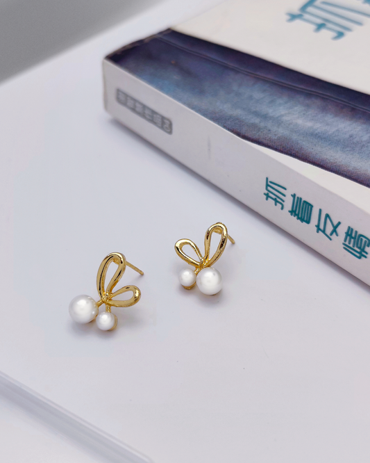 Charminz minimalist silver earrings – S925 studs designed for comfort, beauty, and effortless daily fashion