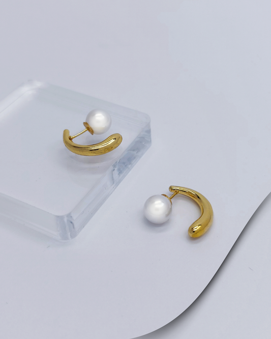 Women’s minimalist stud earrings – S925 silver, hypoallergenic and elegant. Designed by Charminz for effortless everyday wear