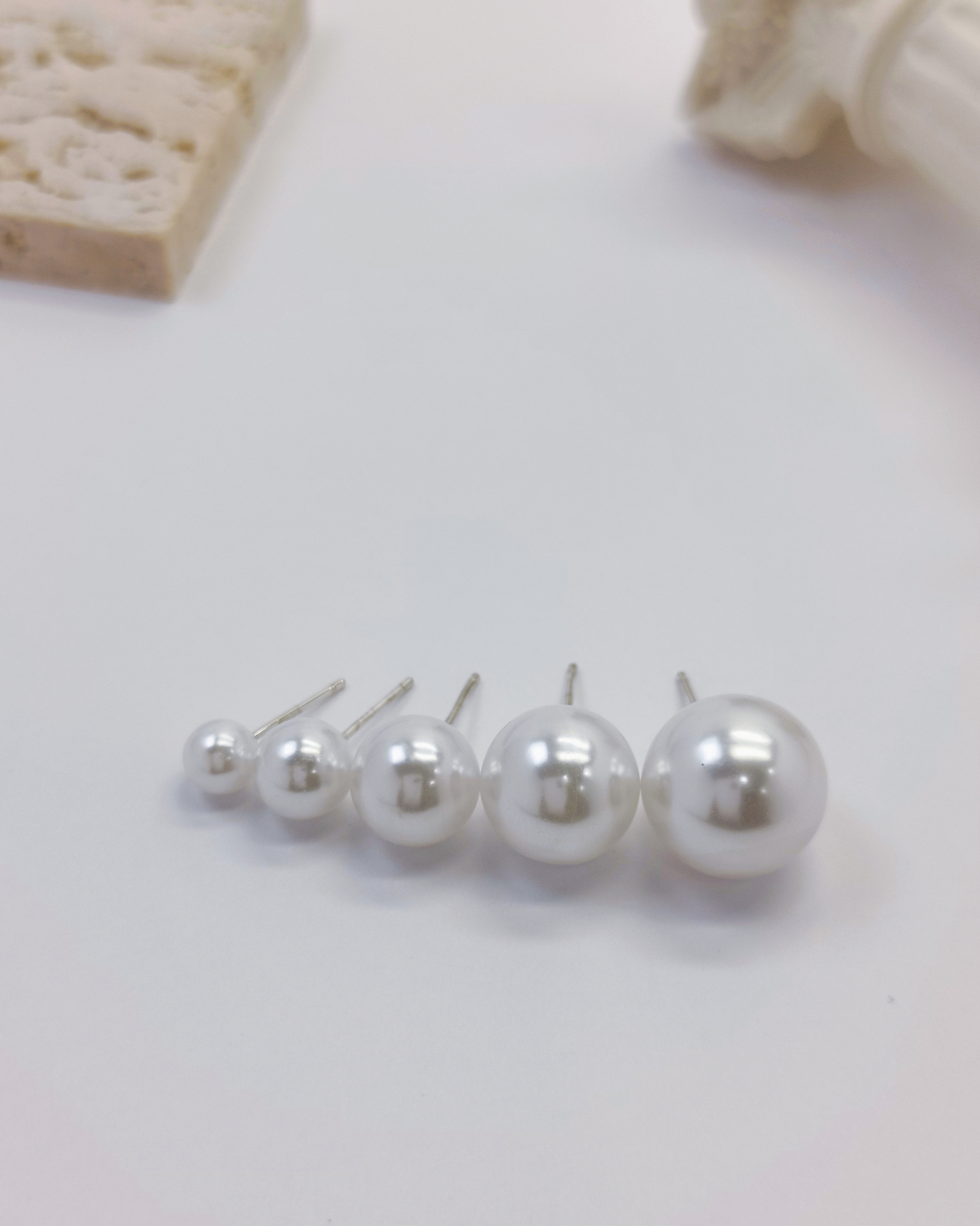 Charminz classic silver studs – minimalist and hypoallergenic S925 earrings for women with sensitive ears