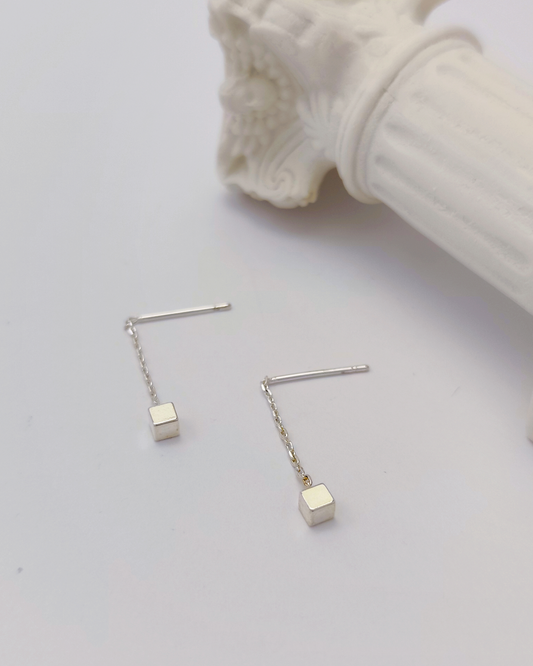 Charminz classic silver studs – minimalist and hypoallergenic S925 earrings for women with sensitive ears