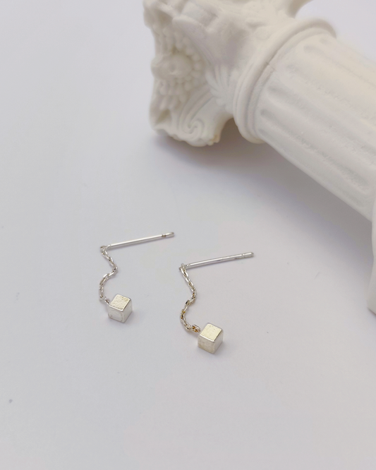 Minimalist earrings for women – S925 silver, lightweight, allergy-friendly, and elegant daily essentials from Charminz