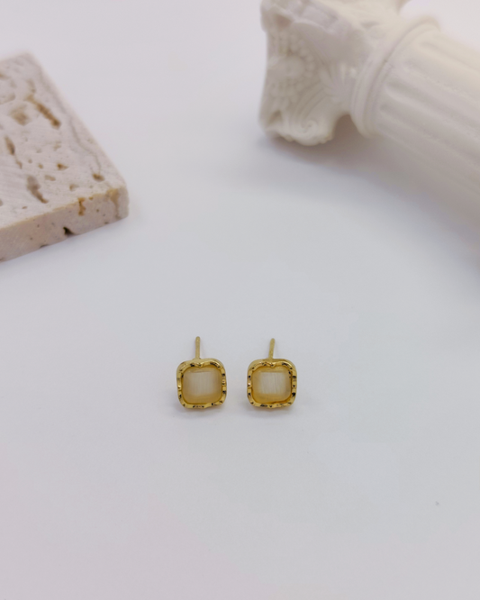 Simple and elegant sterling silver earrings by Charminz – hypoallergenic design, suitable for daily wear and sensitive skin