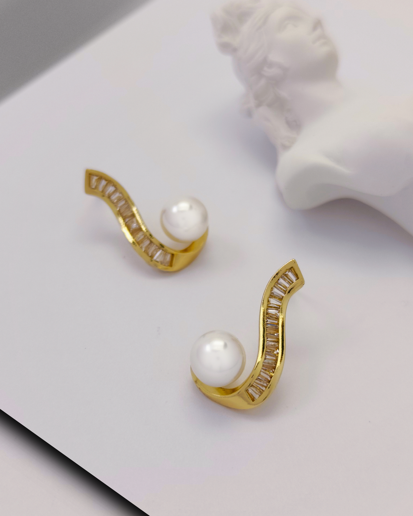 Simple and elegant sterling silver earrings by Charminz – hypoallergenic design, suitable for daily wear and sensitive skin