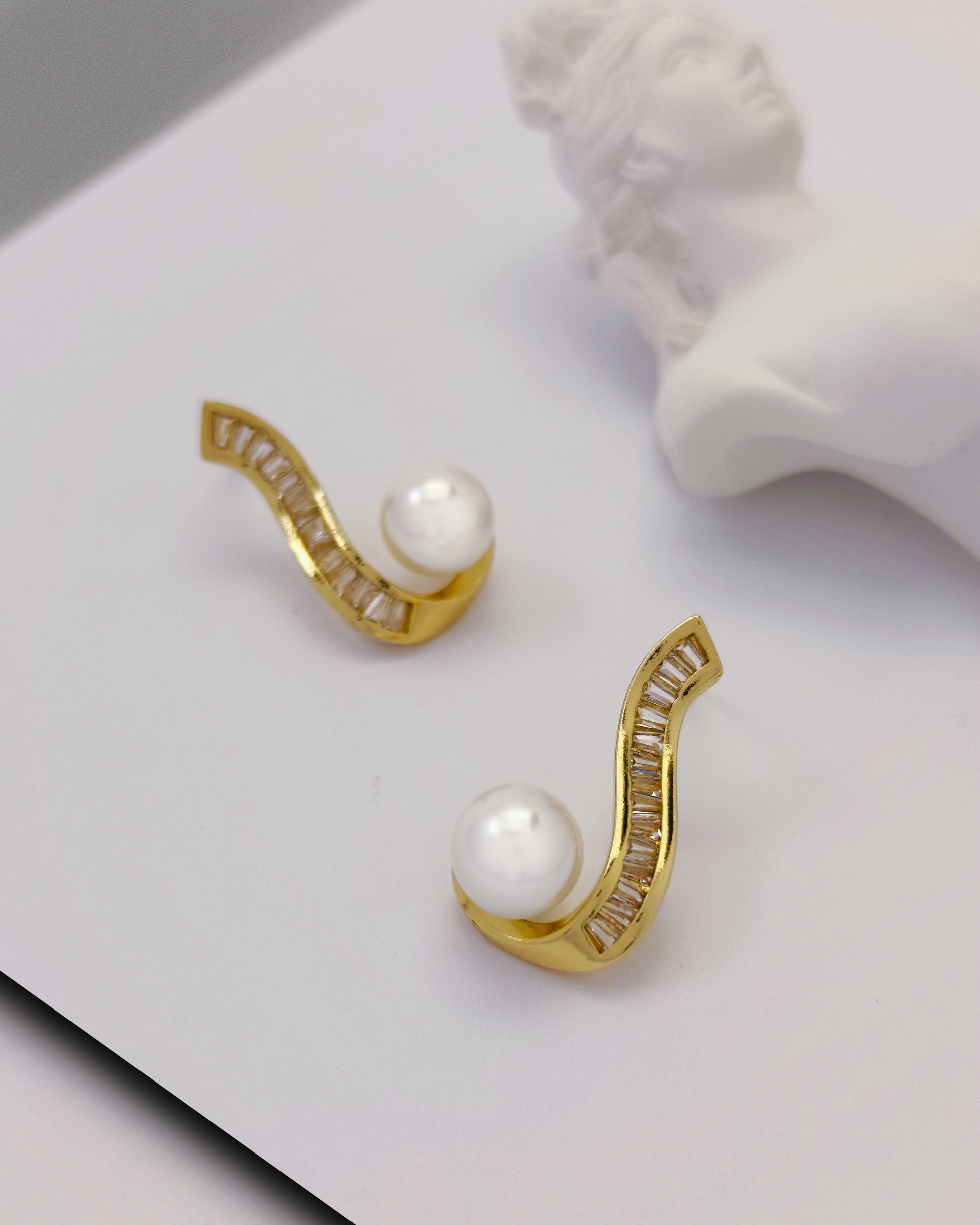 Simple and elegant sterling silver earrings by Charminz – hypoallergenic design, suitable for daily wear and sensitive skin