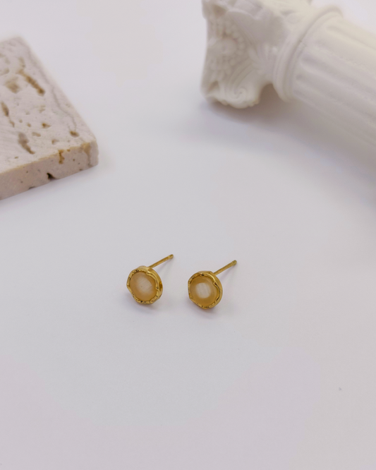 Simple and elegant sterling silver earrings by Charminz – hypoallergenic design, suitable for daily wear and sensitive skin