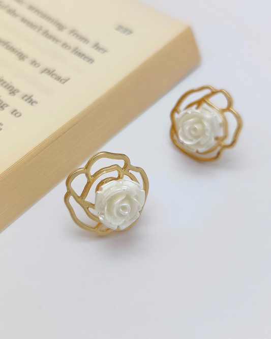 Simple and elegant sterling silver earrings by Charminz – hypoallergenic design, suitable for daily wear and sensitive skin