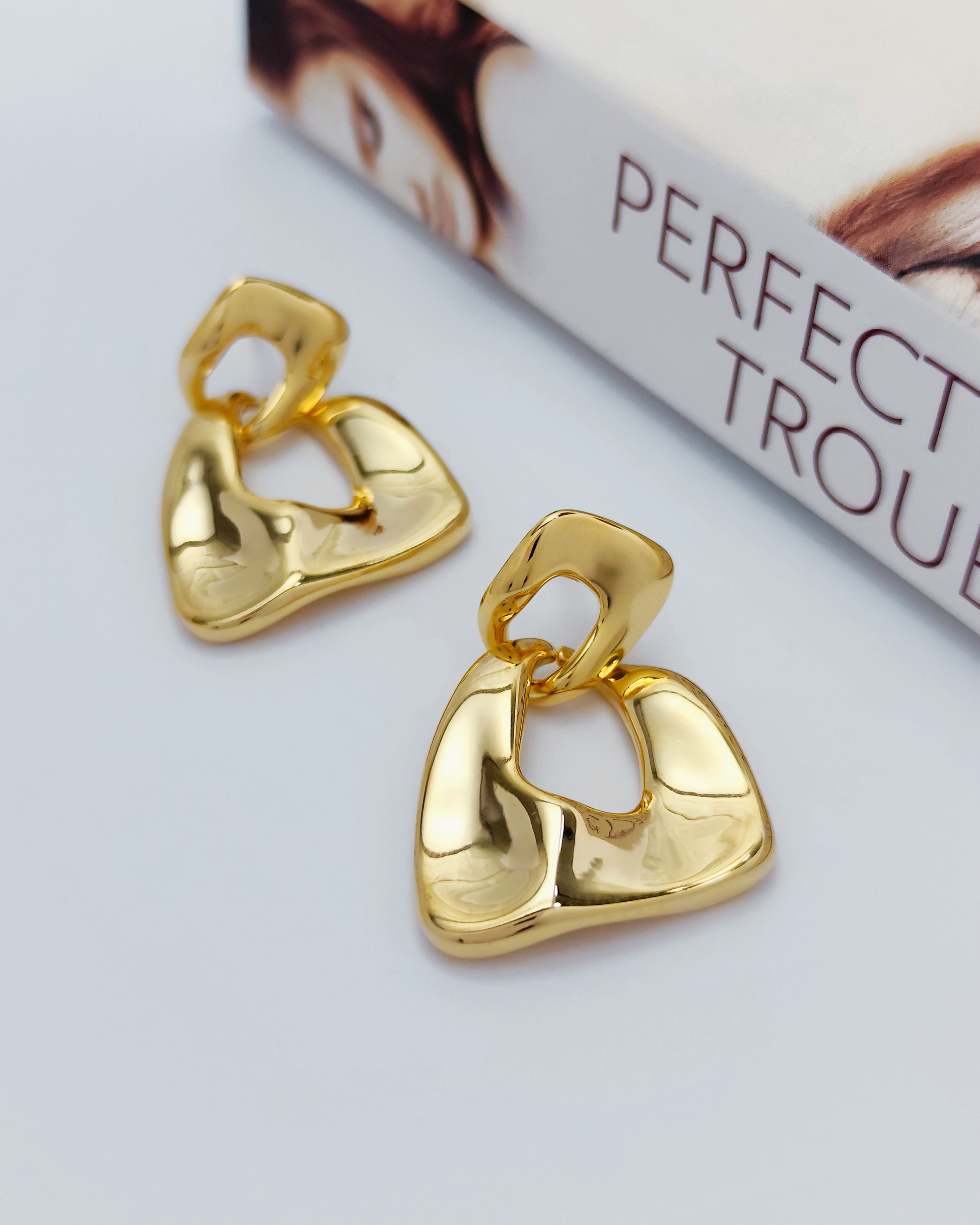Simple and elegant sterling silver earrings by Charminz – hypoallergenic design, suitable for daily wear and sensitive skin