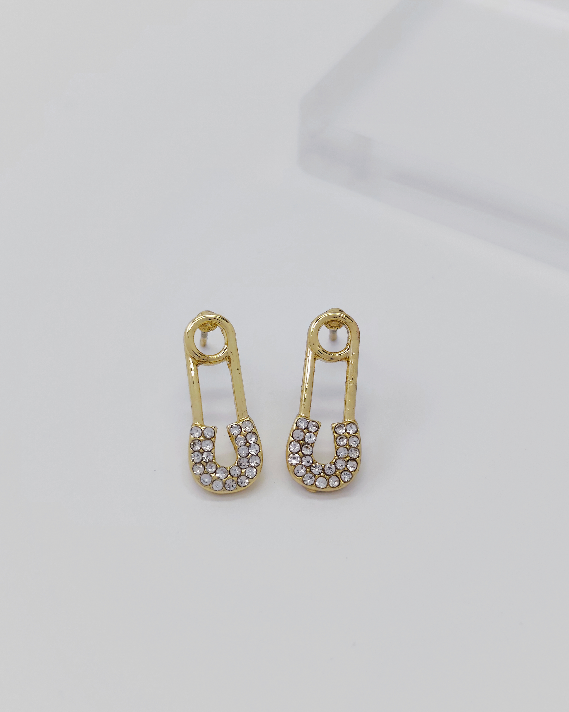 Simple and elegant sterling silver earrings by Charminz – hypoallergenic design, suitable for daily wear and sensitive skin